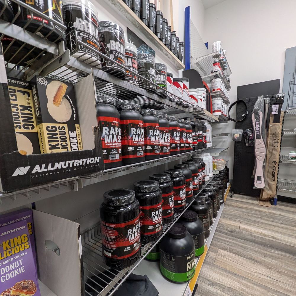 Regalwand mit Weight Gainern und Aminos